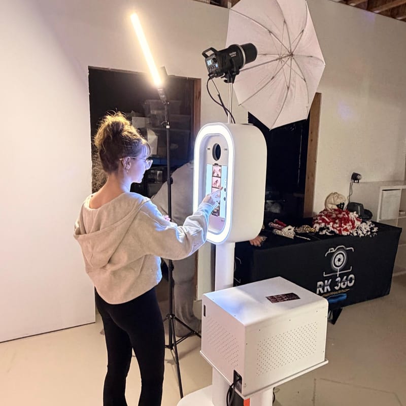 RK360 DSLR photo booth with studio flash and LED frame